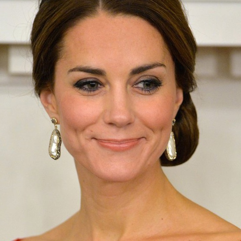 كيت ميدلتون ترتدي مجوهرات اللؤلؤ في زيارتها الى بولندا