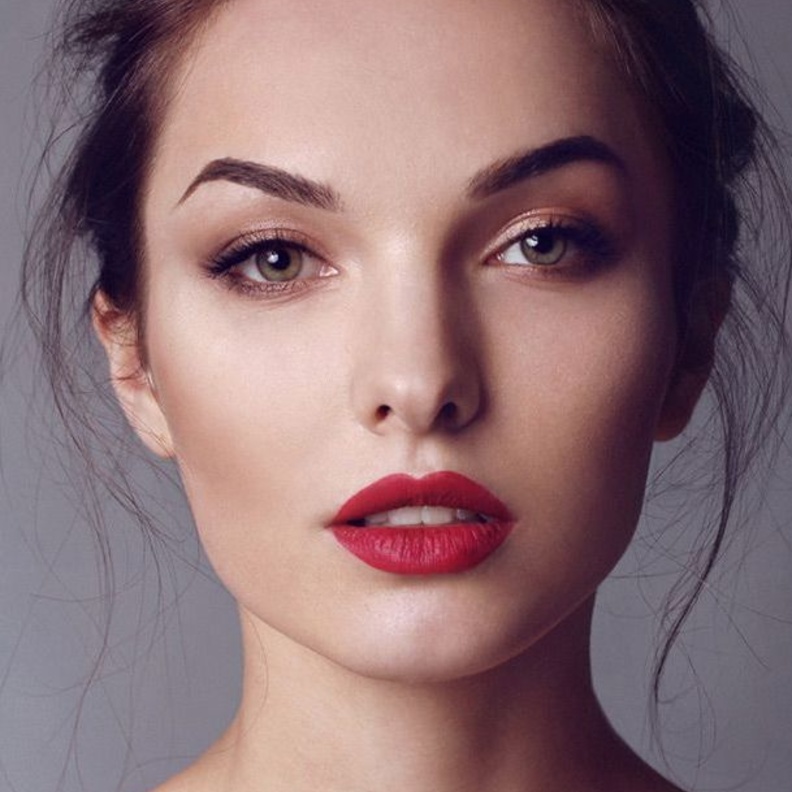 الآيلاينر الأسود الجذاب والبسيط