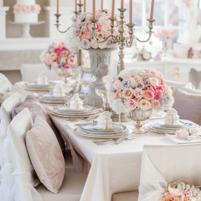 مفرش يتناسب مع الوان الكراسي الذهبية