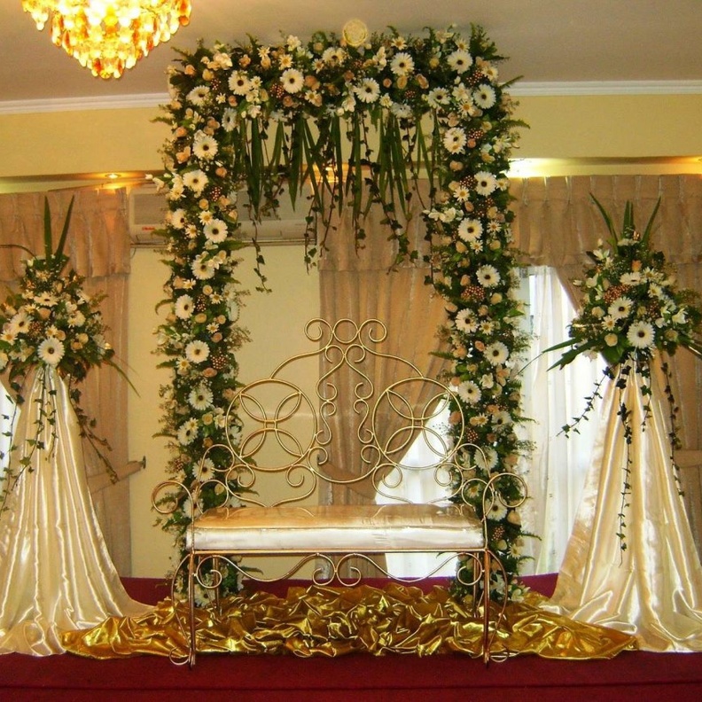 اجعلي اللون الذهبي ثيم زفافك في العيد