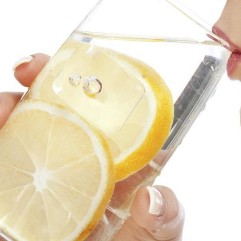 مشروب الليمون والماء الدافئ على الريق ينظف الجسم من السموم.