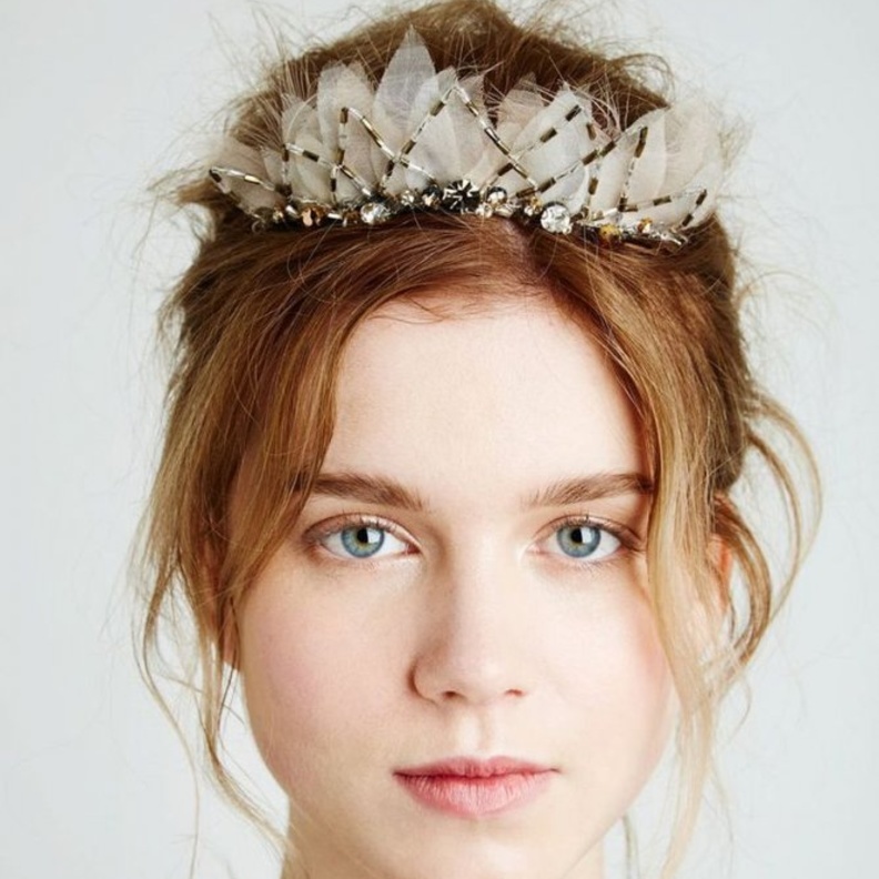 التاج من الكريستال يناسب اغلبية فساتين الزفاف