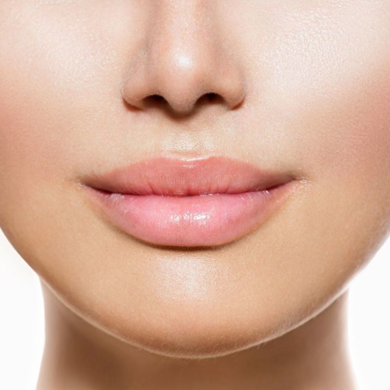 الشفاه المتوردة سر الابتسامة الجذابة