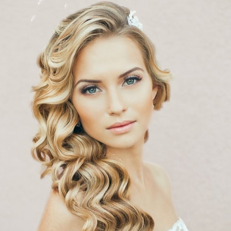 الشعر المجعد هو الأجمل للمناسبات