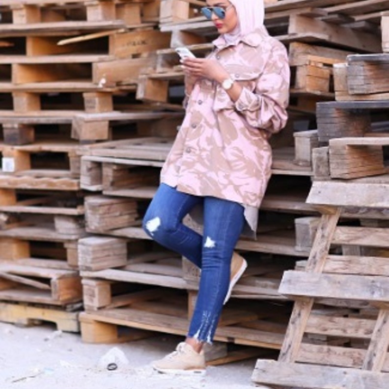 موضة المحجبات مع بنطلون جينز مرمر والتوبات الواسعة