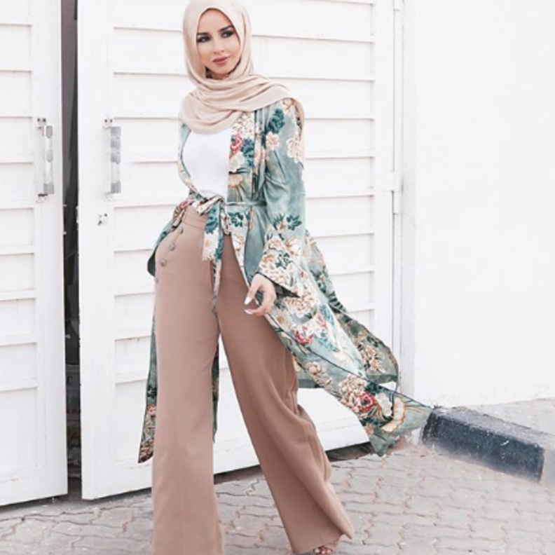 رقي وأناقة سالي عاشور بسروال رمادي بخصر عالي مع توب ميتاليك وكارديغان بلون البوردو