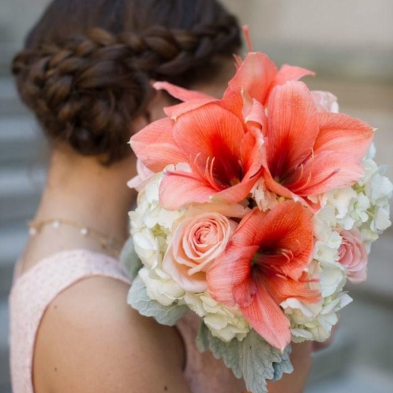 فساتين شقيقات العروس تتناغم مع ثيم الزفاف باللون المرجاني