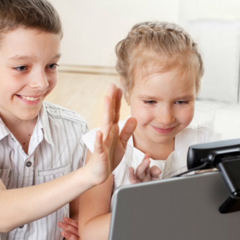 يجب التذكير بالجوانب الإيجابية لسفر الأب لتخفيف تاثيره على الابناء