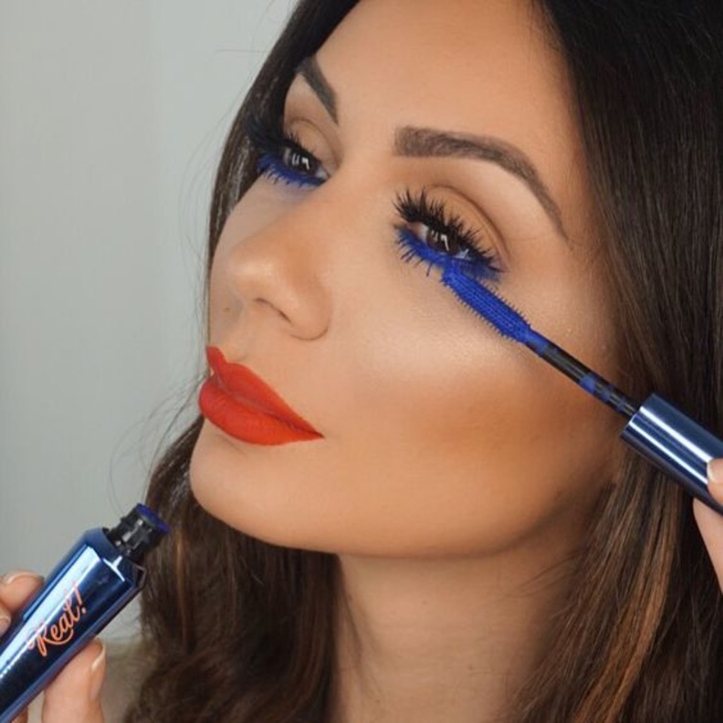 ضعي الماسكارا الزرقاء هذا الموسم