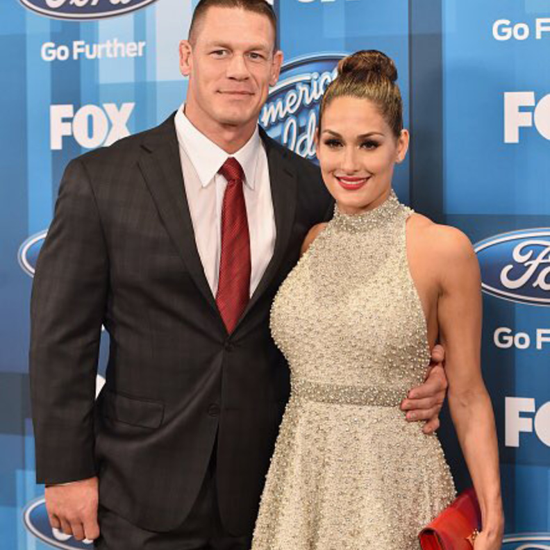 اسطورة المصارعة الشهير جون سينا وحبيبته المصارعة نيكي بيلا