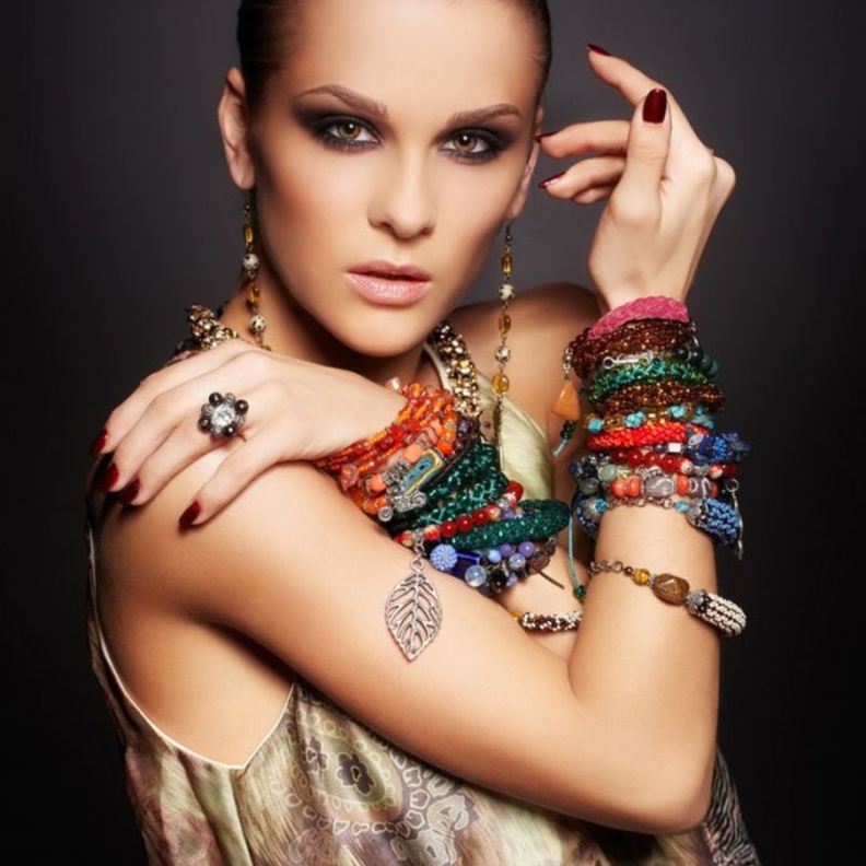 الاساور الملونة تساعدك على تفتيح الوان الملابس