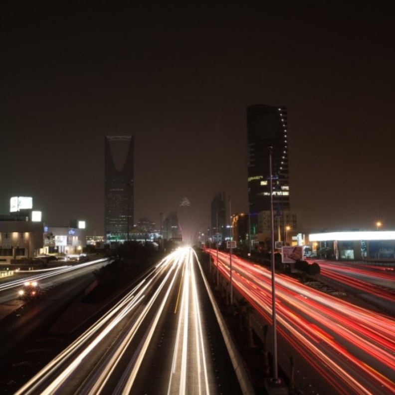 برج المملكة اثناء ساعة الارض من تصوير عمار الملحم 