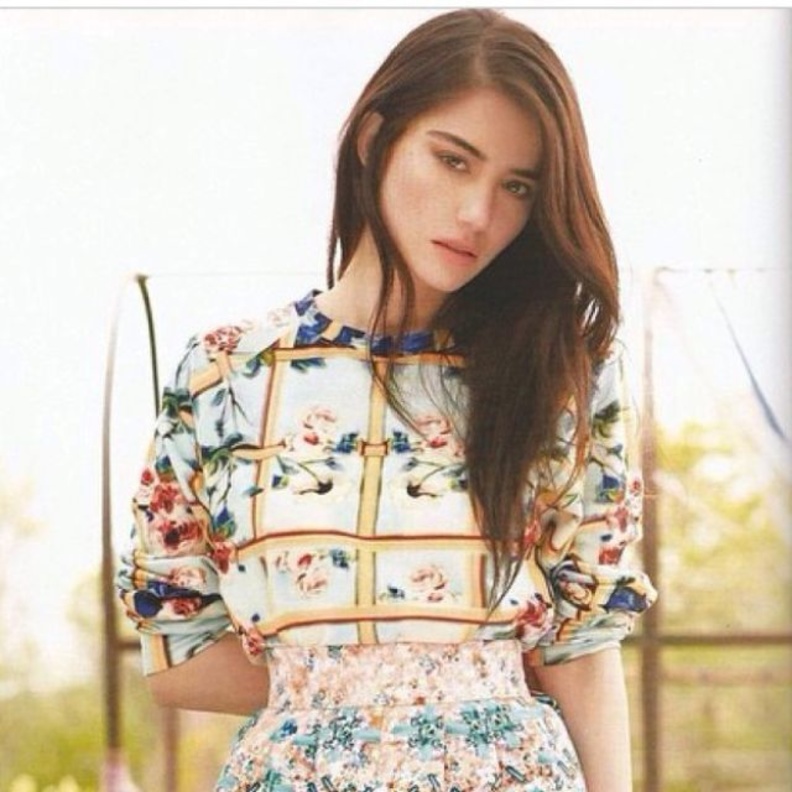 الازياء المنقوشة هي لعبة الممثلة الاتركية اوزجي جوريل