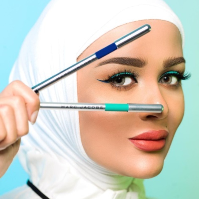 دلال الدوب لا تتخلى عن الآيلاينر النيلي على الجفون السفلى للعين