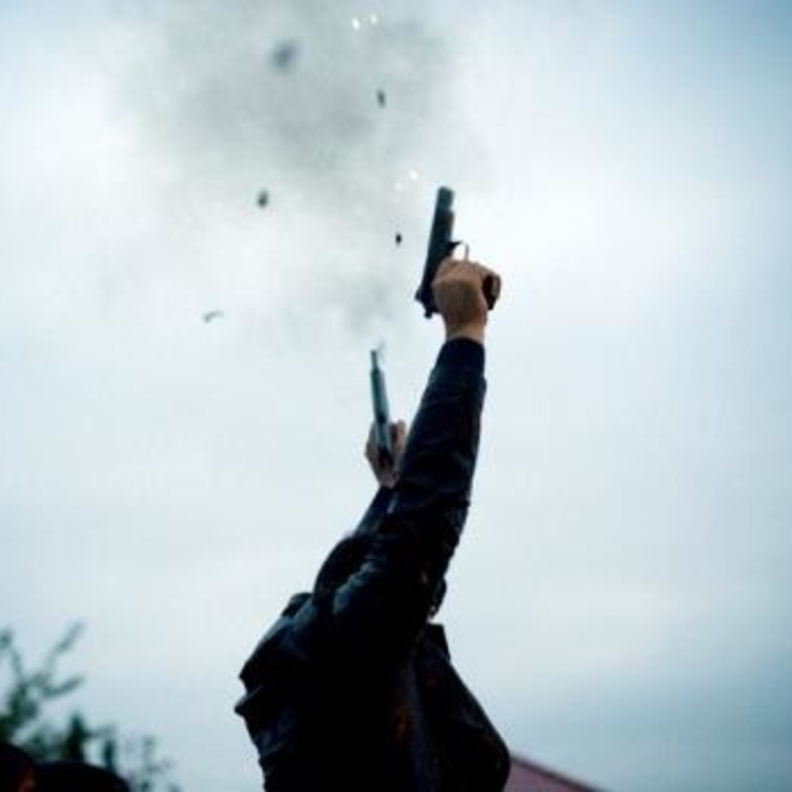 اطلاق النار في الاعراس عادة منتشرة في البلاد العربية