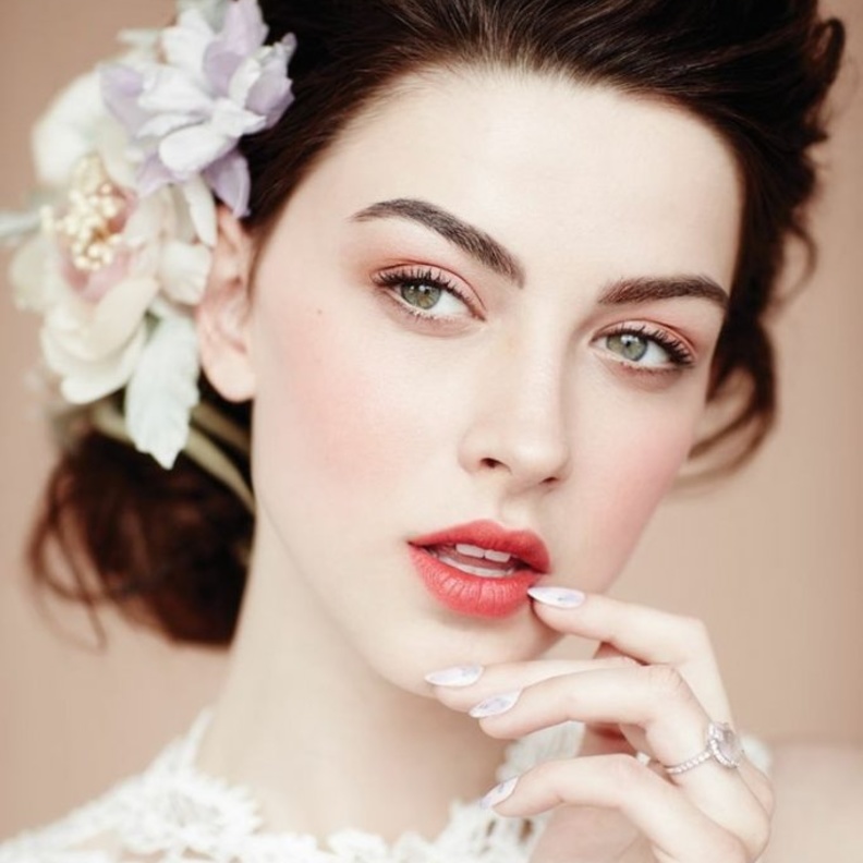 اللون الاحمر على شفا العروس جاذبية لا تقاوم.