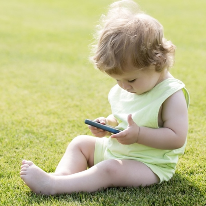  اضرار الهاتف المحمول على الاطفال