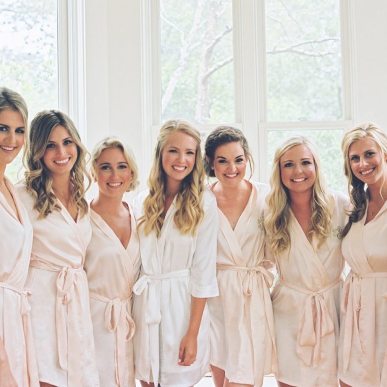 تتعدد الوان روب العروس لكن الابيض يبقى الاساس