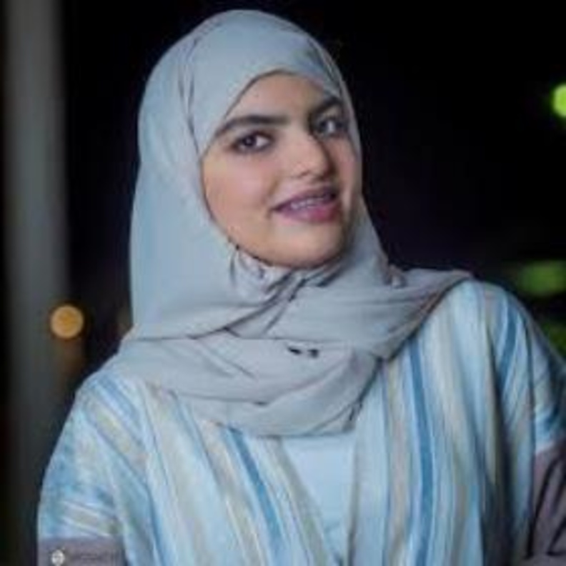 سارة الودعاني الرسامة السعودية المشاركة في معرض أمي