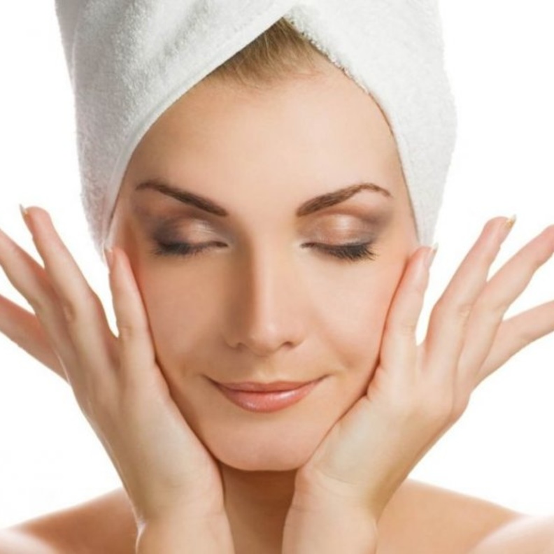 ماء الورد يعالج مشاكل البشرة