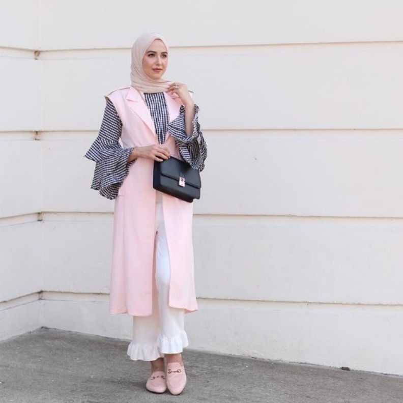 التوب الناعم بأكمام الجرس والكشاكش الناعمة مع البنطال الأبيض من لينا أسعد.