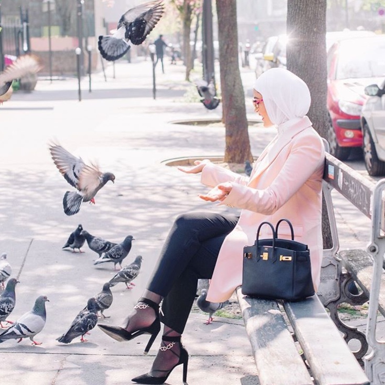 فاطمة بإطلالة وردية بالجينز