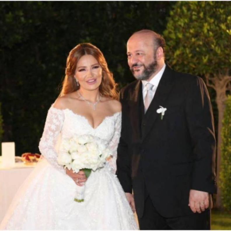 العروسان مع رئيس حزب القوات سمير جعجع وزوجته