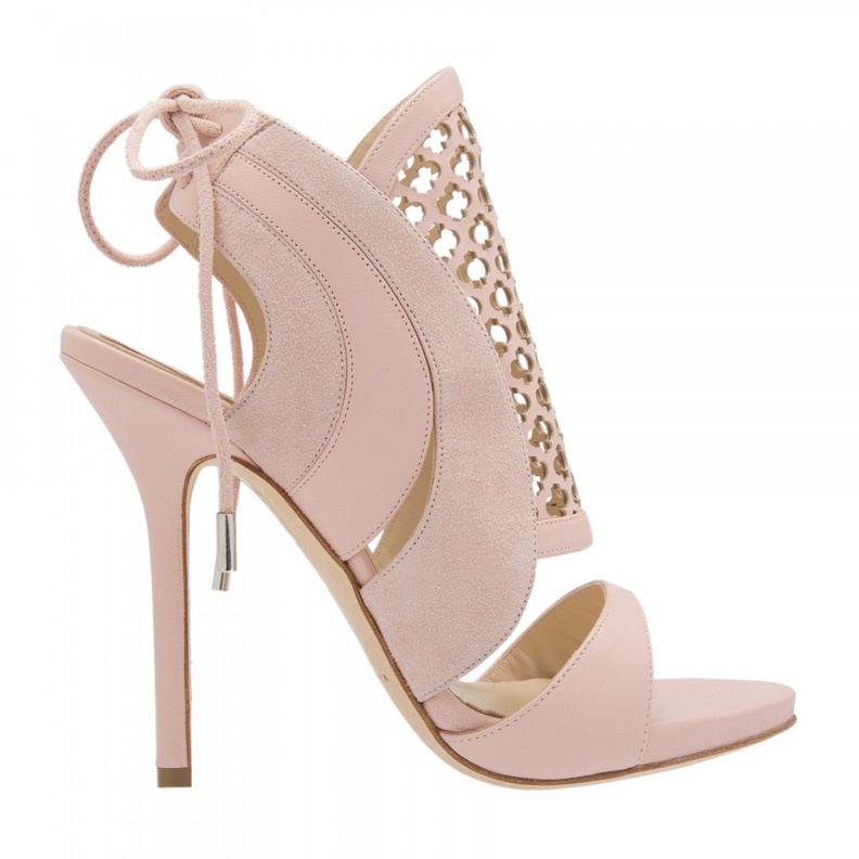 سارة اليحيى تصمّم الأحذية العصرية بألوان البيج مع زخرفات الشبك