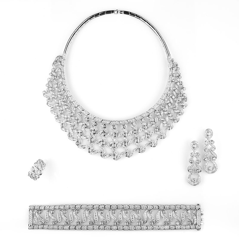 يتجسد انسجام الزوجين ببراعة في الأطقم التي تتألف من قلادة وسوار وقرطا أذن وخاتم