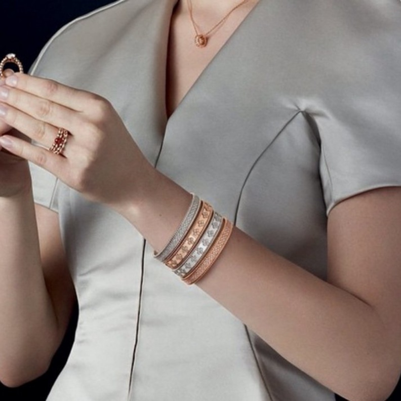 تألقي بأساور فان كليف آند أربلز معا