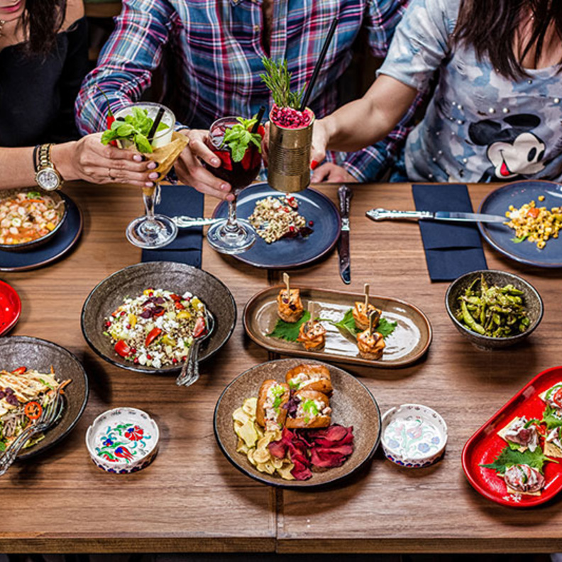 التقِ بأصدقائك لتودّع الإجهاد الذي تعانيه في أيّام الأسبوع من دون أن تجهد محفظتك