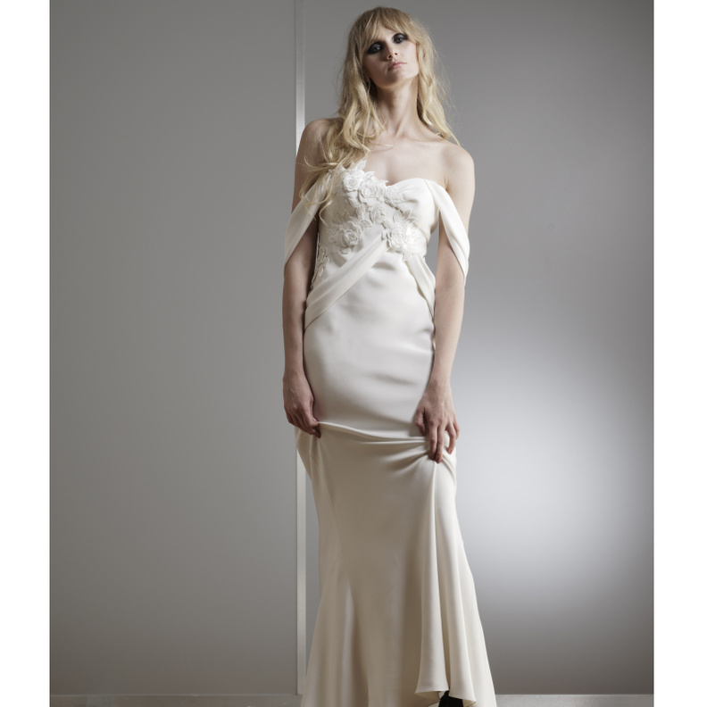 فستان زفاف مفتوح حتى الركبة