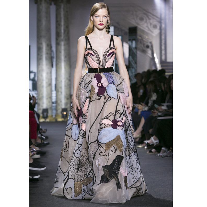 فستان مزين باللون الاحمر كلون الياقوت من ايلي صعب