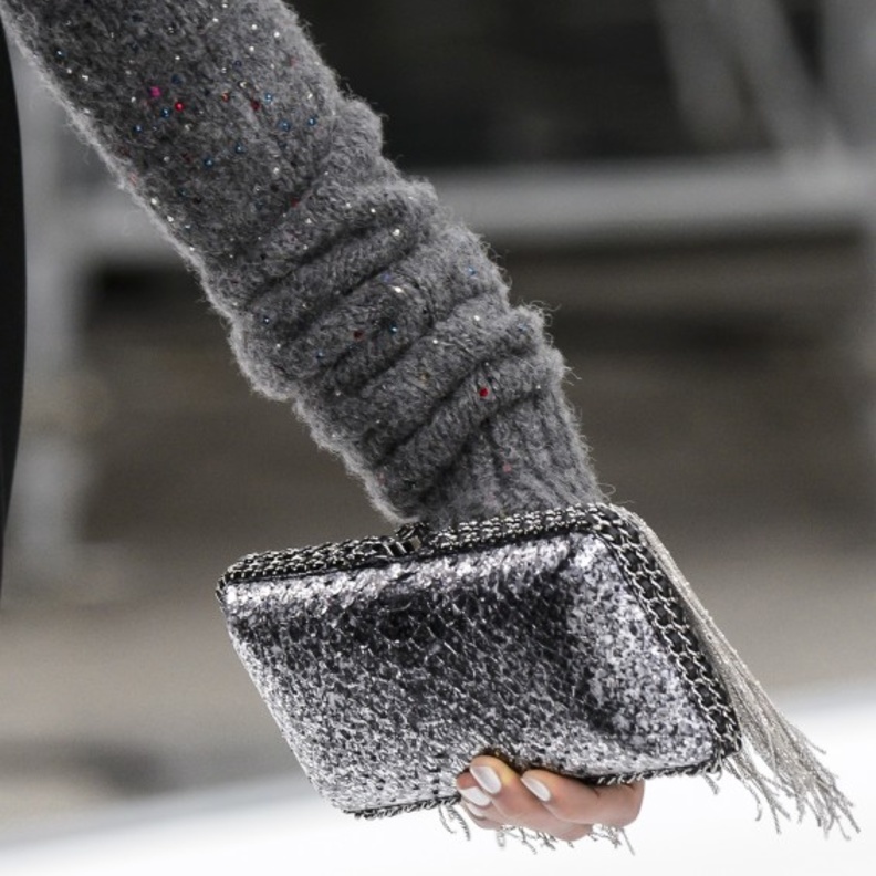 حقائب كلتش بألوان معدنية بتوقيع فرساتشي Versace