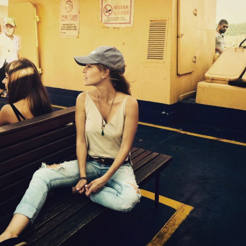 أسيل بإطلالة كاجوال وراقية