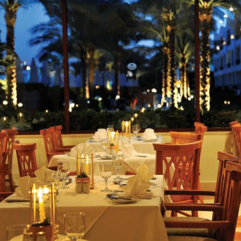 كمل بار مطعم وبار رائع آخر في خليج نعمة