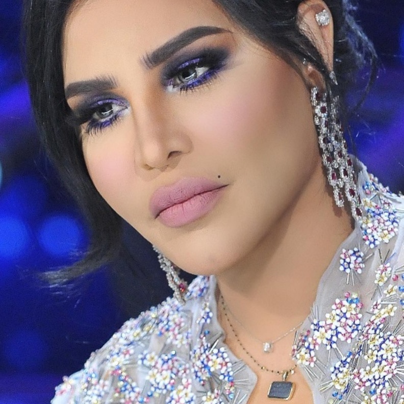 أحلام بالأقراط الطويلة