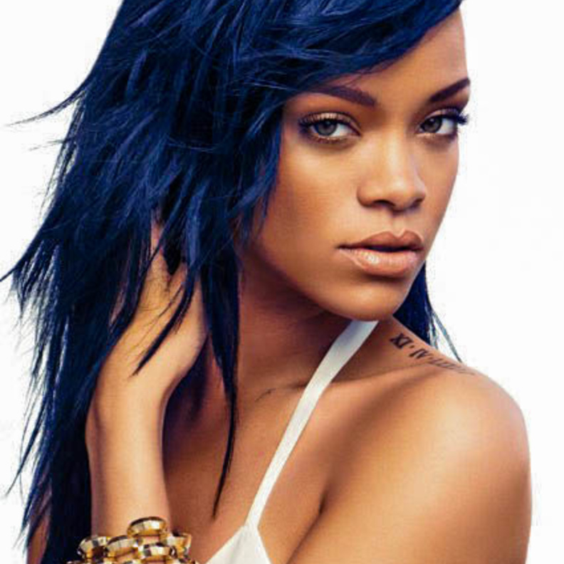 ريهانا بالشعر الأزرق
