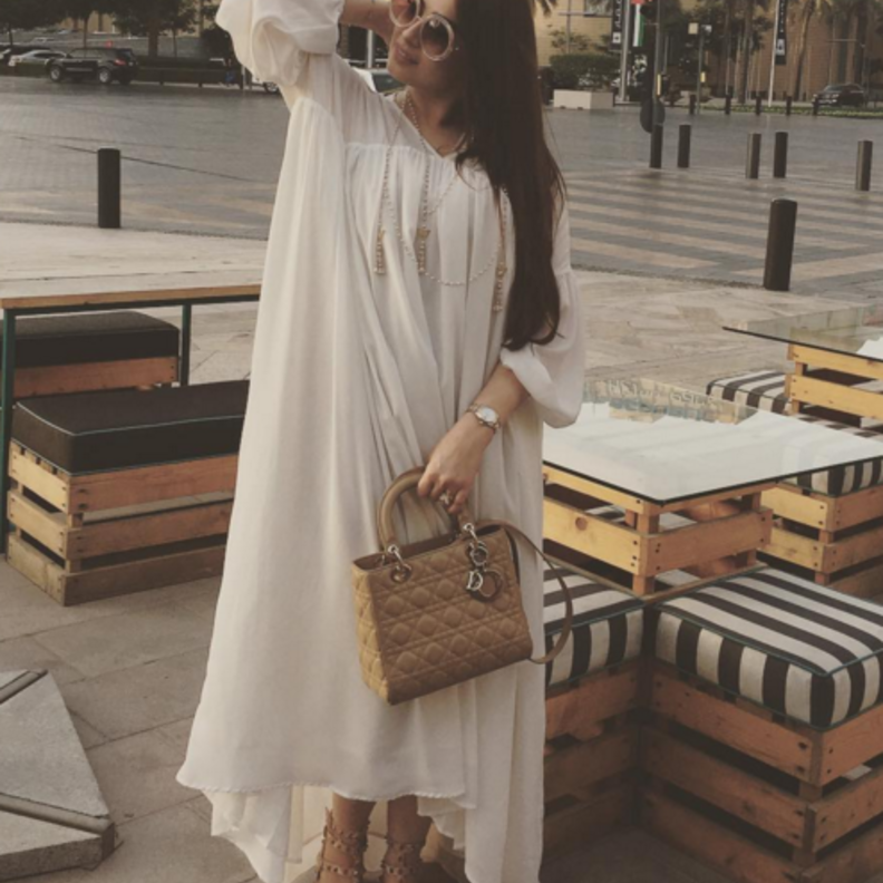 فستان من الدانتيل باللونين الأسود والأبيض اختارته رؤى الصبان