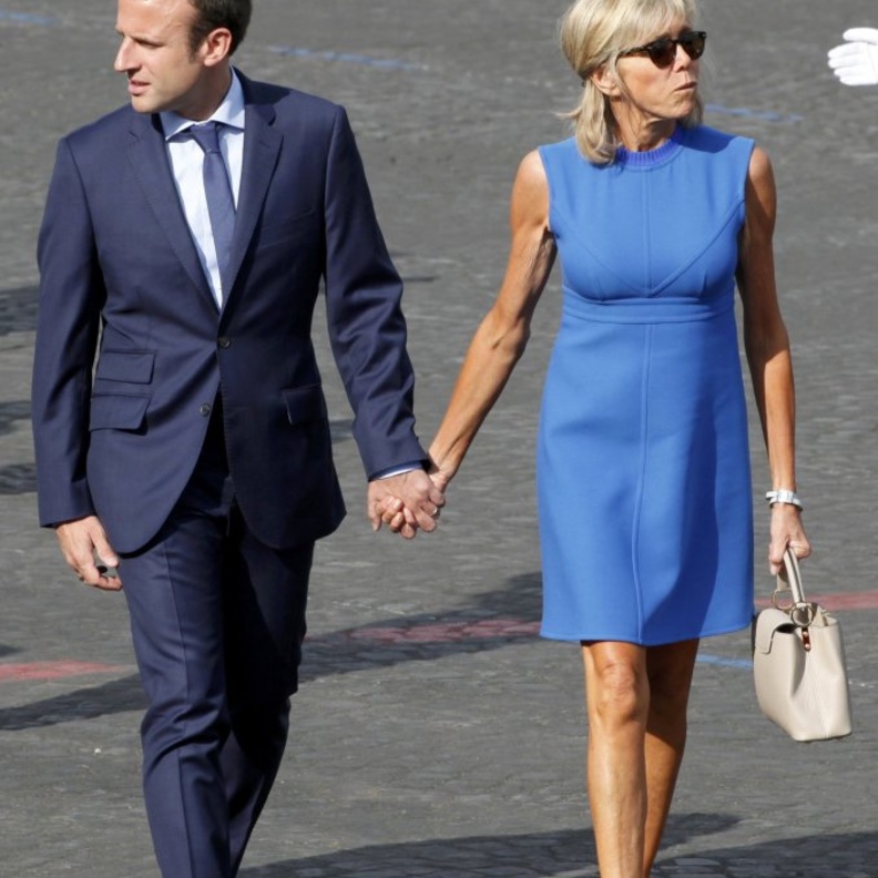 السيدة الأولى بمعطف أزرق ووشاح أبيض اللون