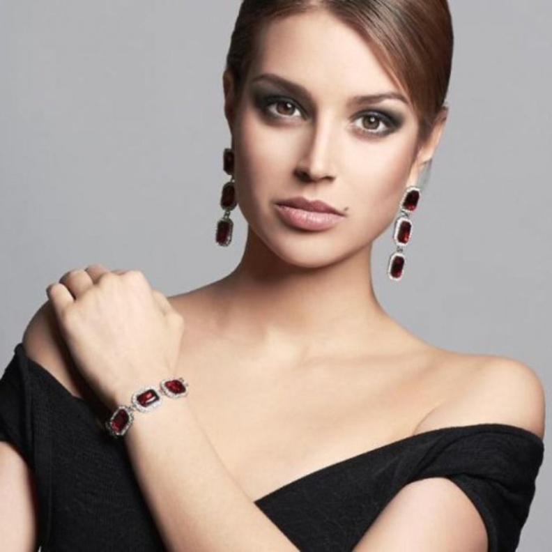 مجوهرات باللون الاحمر