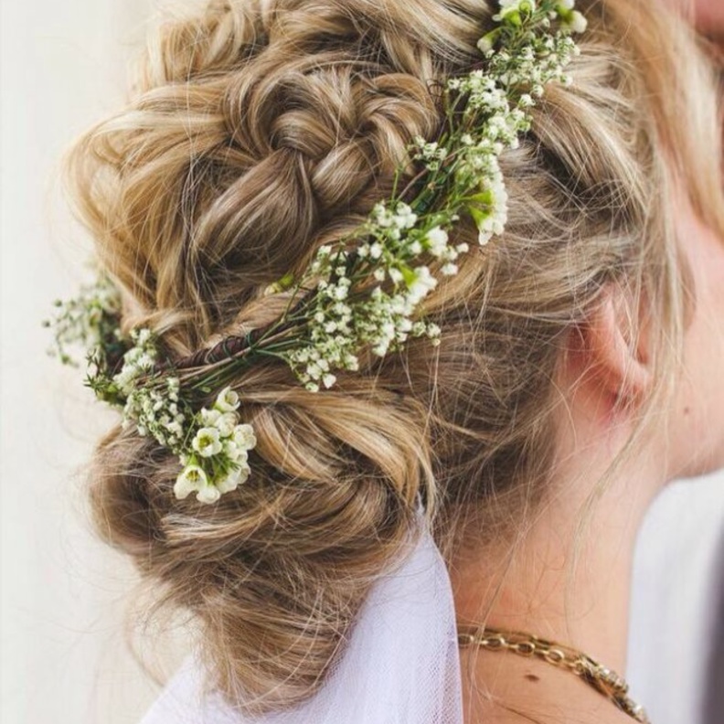 التيجان المزينة بالزمرد لطلة ملكية.