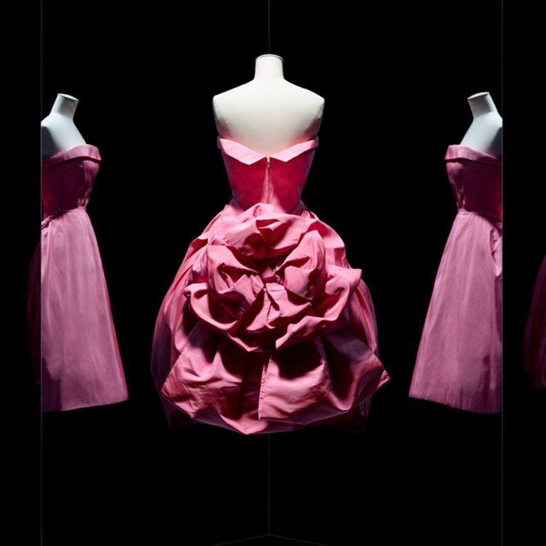 فساتين سهرة وغيرها من التصاميم الابداعية موجودة في معرض ديور في باريس