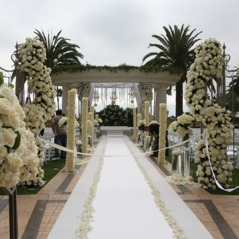 مدخل حفل زفاف بديكور مميز.