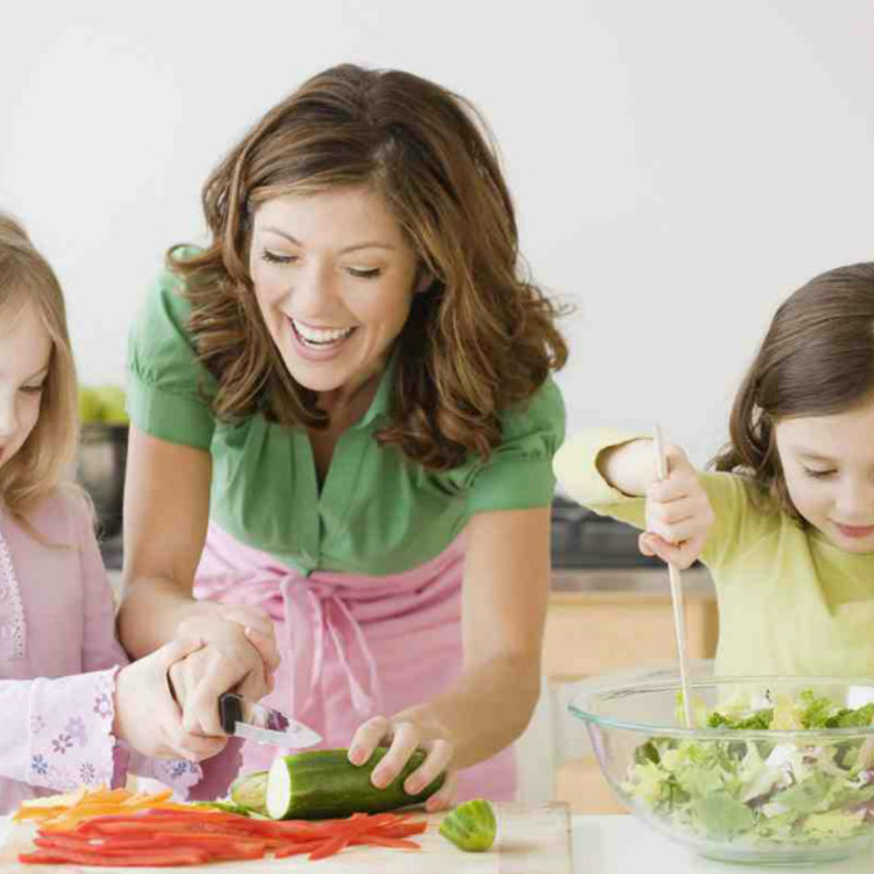 المشاركة بتحضير الطعام يشجع الأطفال على الأكل الصحي 