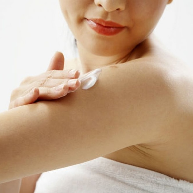 قومي بترطيب جسمك بعد استخدام كريم التقشير