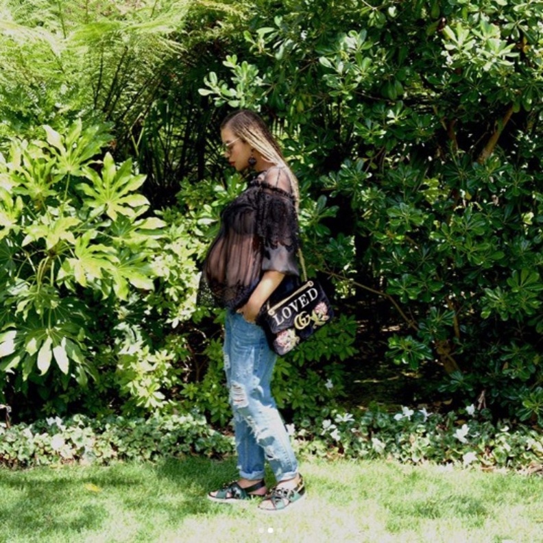 بيونسيه بتوب شفاف وجريء