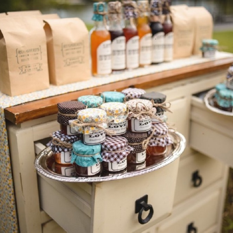 قومي بتوزيع المرطبانات و زجاجات العصائر الطبيعية داخل خزانات قديمة و معتقة