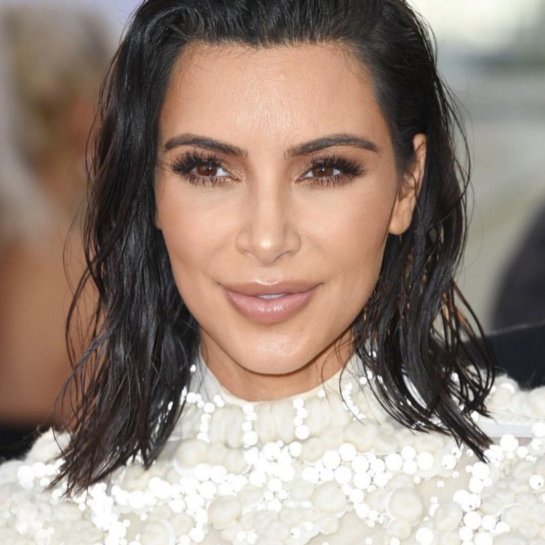 مكياج برونزي واحمر شفاه طبيعي مع كيم كارداشيان