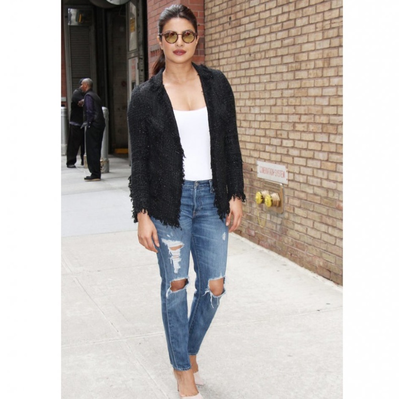 بنطلون جينز أزرق نسقته بريانكا شوبرا في جاكيت بليرز وصندل كعب عالي